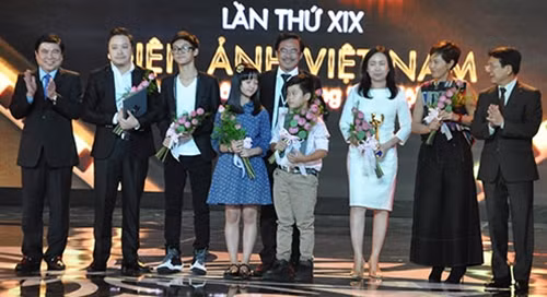 Đoàn phim và nhà sản xuất “Tôi thấy hoa vàng trên cỏ xanh” vinh dự nhận Giải Bông sen vàng.