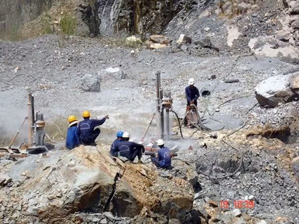 Việc khai thác khoáng sản ở Việt Nam chủ yếu vẫn được thực hiện bởi công nghệ lạc hậu.