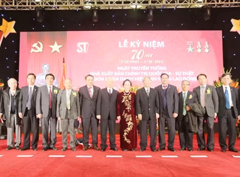 Tổng Bí thư Nguyễn Phú Trọng, các đồng chí lãnh đạo, nguyên lãnh đạo Đảng, Nhà nước với các đại biểu dự lễ kỷ niệm. Ảnh: TTXVN.