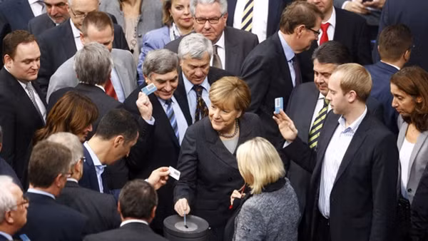 Thủ tướng Đức Angela Merkel và các nghị sĩ bỏ phiếu chấp thuận cho Đức tham gia không kích ở Syria. Ảnh: FT.