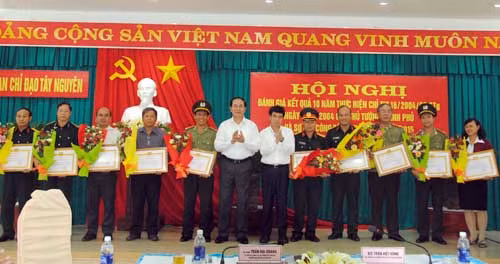 Bộ trưởng Trần Đại Quang, Trưởng Ban Chỉ đạo Tây Nguyên trao Bằng khen của Ban Chỉ đạo cho các tập thể, cá nhân có thành tích xuất sắc trong công tác triển khai thực hiện Chỉ thị số 16.