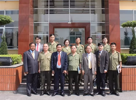 Ngài Thống tướng Samrith Di cùng Đoàn đại biểu chụp ảnh lưu niệm với lãnh đạo và cán bộ của ĐH Kỹ thuật – Hậu cần CAND. Ngài Thống tướng Samrith Di cùng Đoàn đại biểu chụp ảnh lưu niệm với lãnh đạo và cán bộ của ĐH Kỹ thuật – Hậu cần CAND.