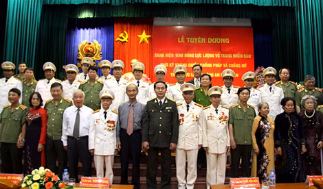 Bộ trưởng Trần Đại Quang cùng các đồng chí lãnh đạo dự lễ và đại diện các tập thể, cá nhân được phong tặng, truy tặng Danh hiệu Anh hùng LLVT nhân dân.