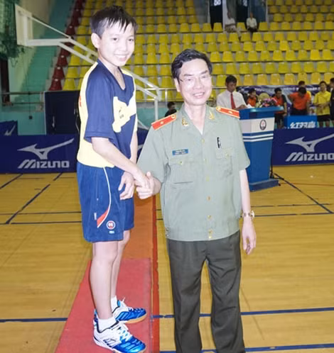 Thiếu tướng Phạm Văn Miên, Tổng Biên tập Báo CAND, Trưởng ban tổ chức giải trao phần thưởng cho VĐV trẻ tuổi xuất sắc và nhiều triển vọng Lê Minh Khang (Đội Đà Nẵng).