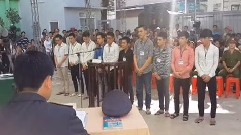 Các đối tượng xông vào UBND phường chém người trong phiên xét xử.