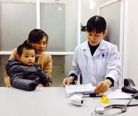 Tại một điểm tiêm phòng vaccine Pentaxim sáng 29-12