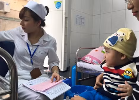 Ca sĩ Thái Thùy Linh đưa con trai đi tiêm phòng Quinvaxem (ảnh facebook Thái Thùy Linh)