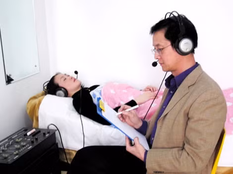 GS Cao Thiên đang theo dõi một ca điều trị bằng âm nhạc.