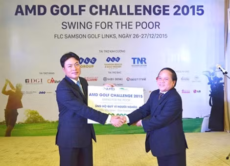 Ông Nguyễn Tiến Đức, Chủ tịch HĐQT AMD Group trao tiền ủng hộ Qũy vì người nghèo huyện Yên Định cho ông Lưu Vũ Lâm, Chủ tịch UBND huyện.