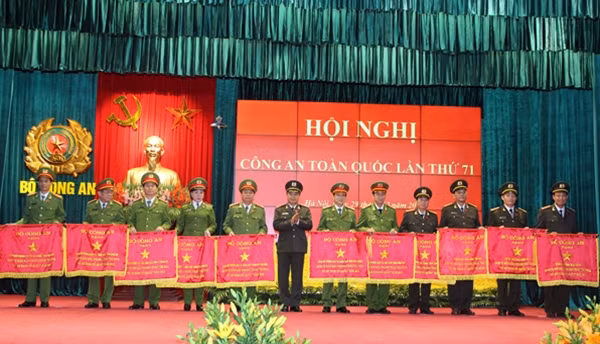 Trung tướng Phạm Dũng, Thứ trưởng Bộ Công an trao Cờ thi đua của Bộ Công an tặng các địa phương.