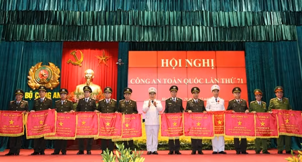 Trung tướng Bùi Văn Thành, Thứ trưởng Bộ Công an trao Cờ thi đua của Bộ Công an tặng Công an các địa phương.