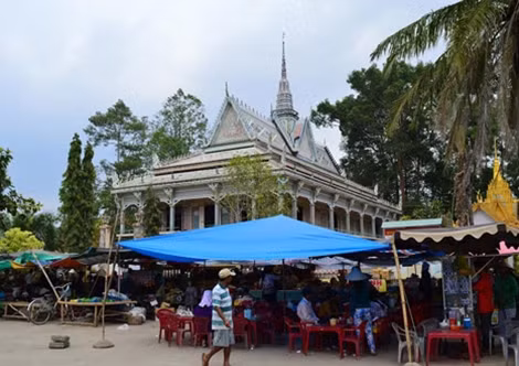 Cảnh mua bán nhộn nhịp trước chính điện chùa.