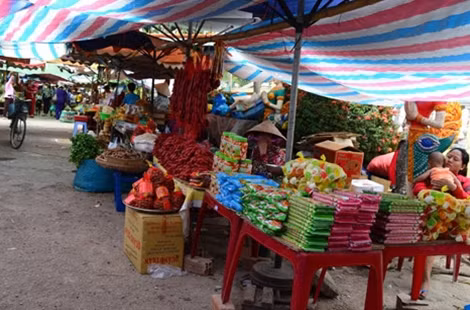 Đủ các loại hàng hóa bán trước cửa chùa Chén Kiểu.