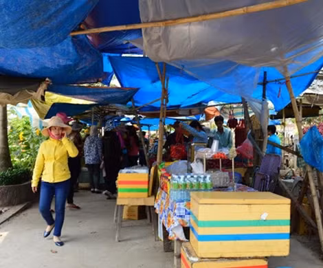 Lều, bạt chen chắn làm mất vẻ mỹ quan, tôi nghiêm của ngôi chùa độc đáo này