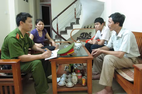 CSKV Công an quận Tây Hồ, Hà Nội trao đổi với người dân các thông tin liên quan đến Luật Căn cước công dân. Ảnh: N.Hưng. CSKV Công an quận Tây Hồ, Hà Nội trao đổi với người dân các thông tin liên quan đến Luật Căn cước công dân. Ảnh: N.Hưng.