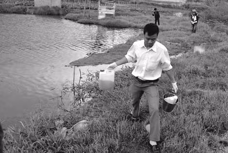 Cơ quan chức năng lấy nước hồ phân tích mức độ ô nhiễm. Cơ quan chức năng lấy nước hồ phân tích mức độ ô nhiễm.