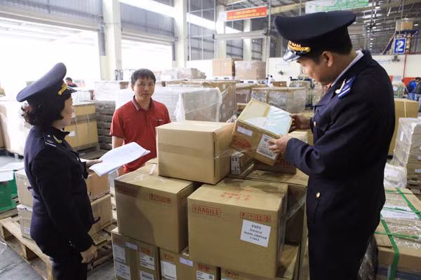 Cán bộ Chi cục Hải quan cửa khẩu sân bay quốc tế Nội Bài kiểm tra hàng hóa xuất nhập khẩu.