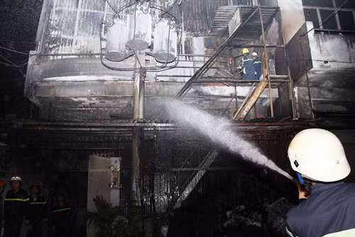 Lực lượng Cảnh sát PCCC tập trung dập lửa, ngăn cháy lan sang nhà lân cận.