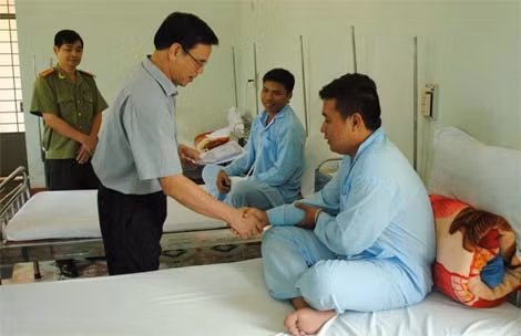 Lãnh đạo Công an TP Buôn Ma Thuột và Công an tỉnh Đắk Lắk thăm hỏi, động viên 2 chiến sỹ bị trọng thương. Lãnh đạo Công an TP Buôn Ma Thuột và Công an tỉnh Đắk Lắk thăm hỏi, động viên 2 chiến sỹ bị trọng thương.