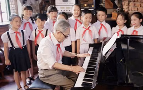 Nhạc sĩ Phong Nhã đệm đàn cho các em thiếu nhi trong MV “Ai yêu Bác Hồ Chí Minh hơn thiếu niên nhi đồng”. Nhạc sĩ Phong Nhã đệm đàn cho các em thiếu nhi trong MV “Ai yêu Bác Hồ Chí Minh hơn thiếu niên nhi đồng”.