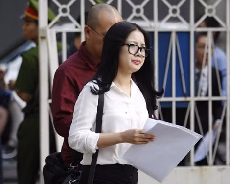 Bà Đặng Ngọc Lan tới tòa. Ảnh: TT.