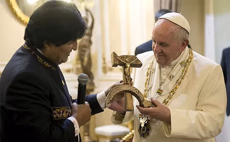 Tổng thống Evo Morales (trái) trao cho Giáo hoàng Francis tặng phẩm đặc biệt.