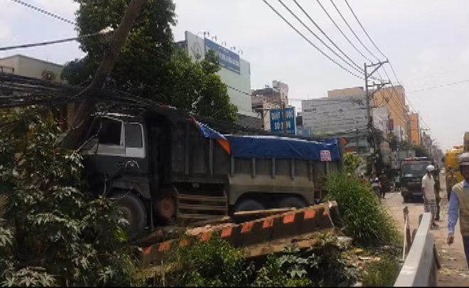 Chiếc xe ben gây tai nạn liên hoàn.