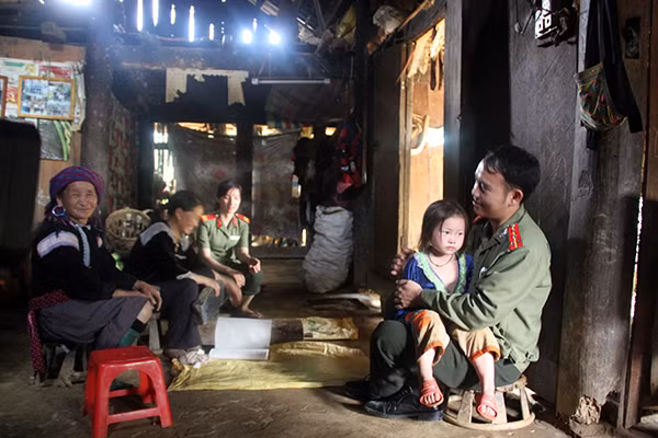 Cán bộ Phòng An ninh xã hội Công an tỉnh Lai Châu thường xuyên gần gũi, giúp đỡ nhân dân.