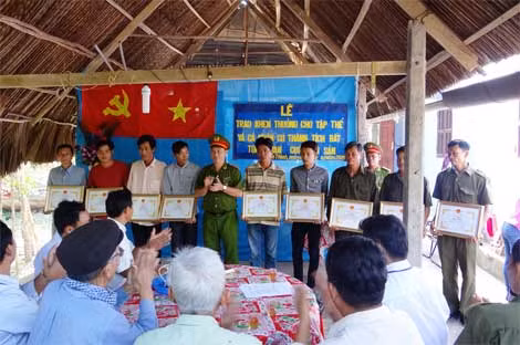 Lễ trao tặng giấy khen cho lực lượng Công an và nhân dân có thành tích truy bắt cướp.