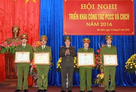 Thứ trưởng Bùi Văn Thành trao Bằng khen của Thủ tướng Chính phủ và Bộ trưởng Bộ Công an tặng các tập thể, cá nhân có thành tích xuất sắc.