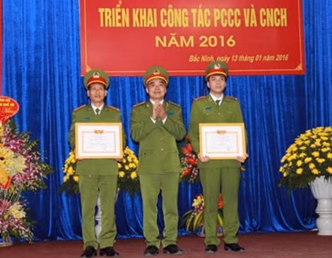 Đại tá Nguyễn Văn Toan, Giám đốc Cảnh sát PCCC & CNCH tỉnh Bắc Ninh trao danh hiệu đơn vị Quyết thắng cho các tập thể có thành tích xuất sắc.