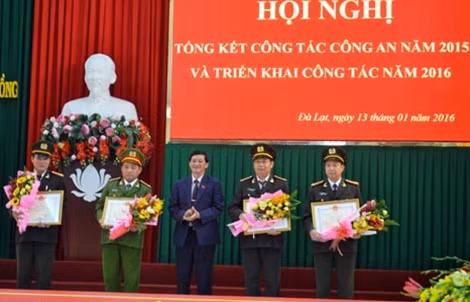 Các tập thể, cá nhân có thành tích xuất sắc được tặng Cờ và bằng khen.