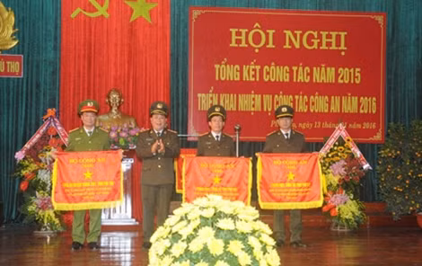 Thứ trưởng Bùi Văn Thành trao Cờ thi đua của Bộ Công an tặng 3 đơn vị cơ sở.