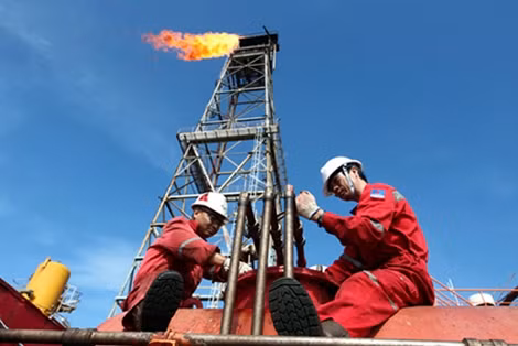 Kinh tế Việt Nam có thể thất thu, giảm tăng trưởng, giảm tăng đối với chứng khoán dầu khí do giá dầu giảm, nhưng lại được lợi ở một số cái khác.