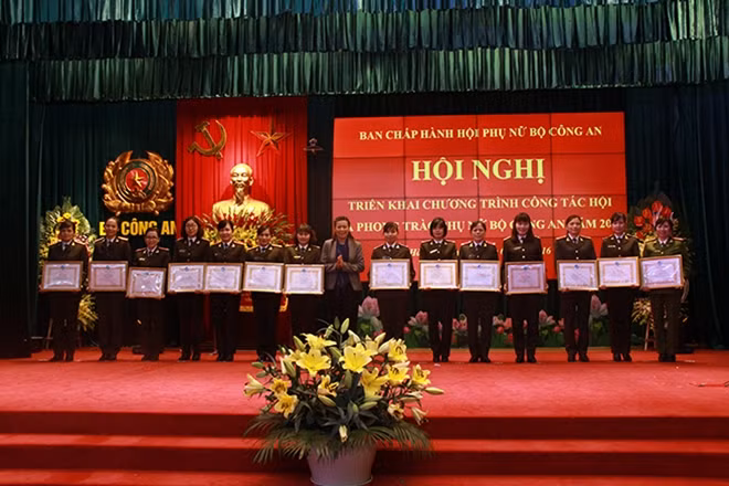 Đồng chí Nguyễn Thị Tuyết tặng Bằng khen của Hội Liên hiệp Phụ nữ Việt Nam cho các tập thể có thành tích xuất sắc.