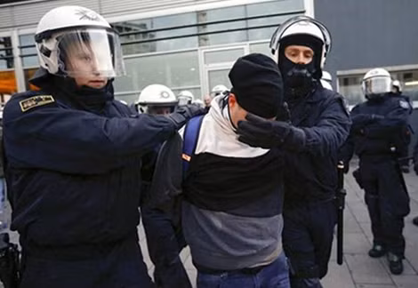 Cảnh sát Đức bắt giữ một người biểu tình thuộc phong trào cực hữu Pegida chống nhập cư.
