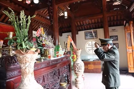 Thiếu tướng, PGS. TS Trần Văn Lang, Hiệu trưởng Trường Cao đẳng ANND I dâng hương tưởng nhớ công lao của cố Bộ trưởng Trần Quốc Hoàn.