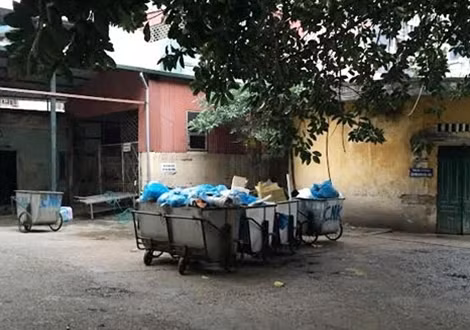 Khu vực chứa rác thải y tế của Bệnh viện Bạch Mai.