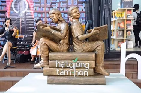 Ngoài đường sách Tết thường niên, Đường sách TP Hồ Chí Minh sẽ tiếp tục phục vụ bạn đọc trong dịp Tết Nguyên Đán 2016.