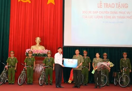Ông Nguyễn Hoàng Tuấn, Chủ tịch HĐTV PV OIL trao 300 chiếc xe đạp cho Công an TP.Cần Thơ.