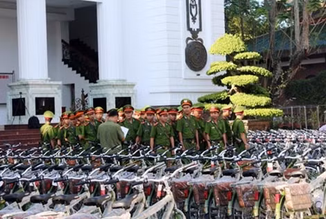 Lực lượng CSKV nhận xe đạp để tuần tra.