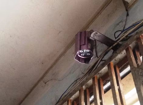 Camera quan sát trong tiệm vàng đã bị cắt dây nguồn.