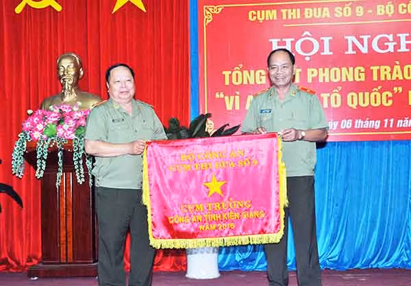 Ban giám đốc Công an tỉnh Vĩnh Long bàn giao vai trò cụm trưởng phong trào thi đua Vì ANTQ năm 2016 cho Công an tỉnh Kiên Giang. Ban giám đốc Công an tỉnh Vĩnh Long bàn giao vai trò cụm trưởng phong trào thi đua Vì ANTQ năm 2016 cho Công an tỉnh Kiên Giang.