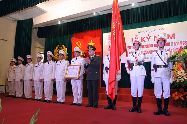 Thứ trưởng Tô Lâm trao Huân chương Bảo vệ Tổ quốc hạng Nhì tặng Cục Chính trị An ninh. Ảnh Việt Hưng.