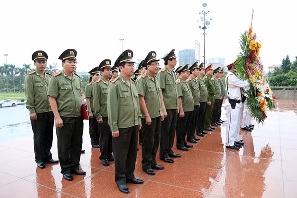 Đoàn đại biểu Cụm thi đua số 5 – Bộ Công an dâng hoa tại Quảng trường Hồ Chí Minh5. Các đại biểu tham dự Hội nghị. Ảnh: Minh Khôi. Đoàn đại biểu Cụm thi đua số 5 – Bộ Công an dâng hoa tại Quảng trường Hồ Chí Minh5. Các đại biểu tham dự Hội nghị. Ảnh: Minh Khôi.