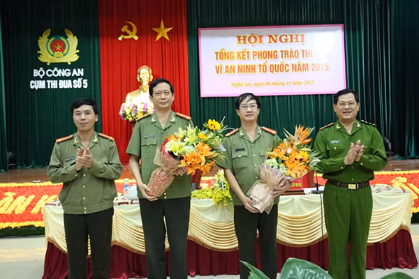 Đại tá Nguyễn Hữu Cầu – Giám đốc Công an tỉnh, Cụm trưởng Cụm thi đua số 5 năm 2015 tặng hoa hai đơn vị Cụm trưởng và Cụm phó Cụm thi đua số 5 năm 2016. Ảnh: Minh Khôi. Đại tá Nguyễn Hữu Cầu – Giám đốc Công an tỉnh, Cụm trưởng Cụm thi đua số 5 năm 2015 tặng hoa hai đơn vị Cụm trưởng và Cụm phó Cụm thi đua số 5 năm 2016. Ảnh: Minh Khôi.