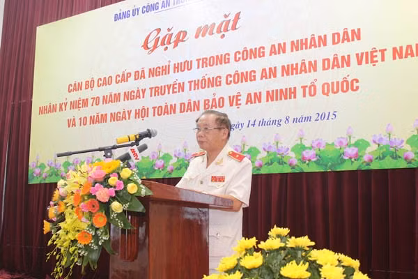 Thiếu tướng Phạm Văn Thạch, đại diện cán bộ sỹ quan Công an cao cấp phát biểu tại buổi gặp mặt.