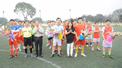 Lãnh đạo các đơn vị trao hoa và cờ lưu niệm cho các đội.