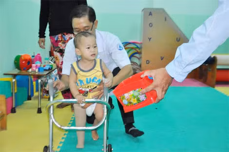 Những hình ảnh xúc động về bé Quốc Huy đang tập đi bằng chân giả chiều 29/9. Những hình ảnh xúc động về bé Quốc Huy đang tập đi bằng chân giả chiều 29/9.