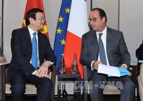 Chủ tịch nước Trương Tấn Sang và Tổng thống Pháp Francois Hollande. Ảnh: TTXVN.